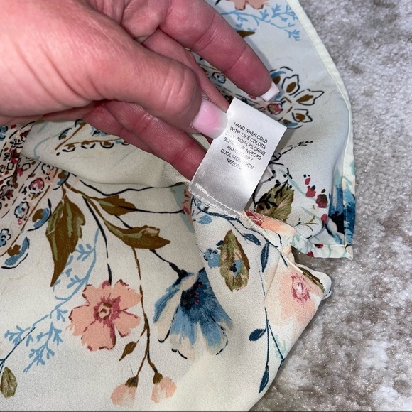 DR 2 cream and floral print 3/4 sleeve tassel tie neckline SZ SM Lightweight top - Picture 5 of 10